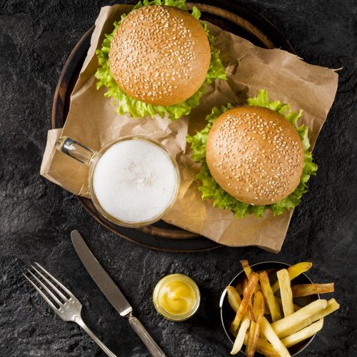 vue dessus hamburgers frites biere scaled